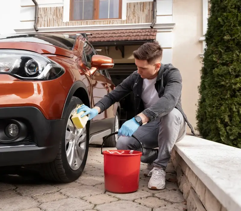 Lavage auto à domicile Faucon-du-Caire : professionnel intervenant sur un véhicule